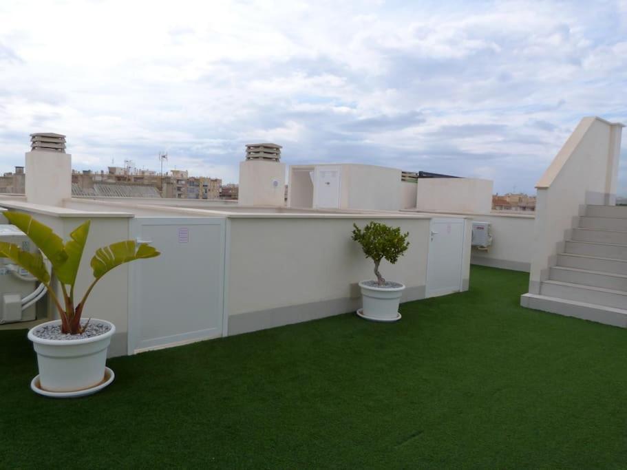 Modern Apartment In Torrevjea 200M From The Loccos Beach Torrevieja Bagian luar foto