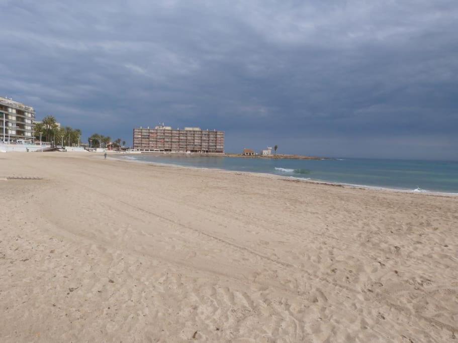 Modern Apartment In Torrevjea 200M From The Loccos Beach Torrevieja Bagian luar foto